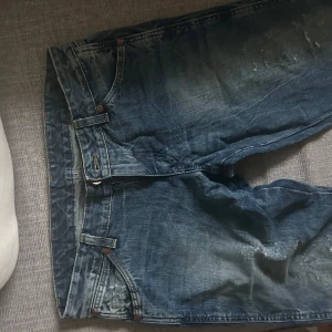 Wrangler jeans!!! - Såå snygga och unika med slitningarna!!! Midjemått: 39 innerben: 81 midjehöjd: 20
