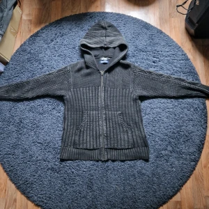 Hysteric Glamour stickad zip-up - Hysteric Glamour x Original blues stickad hoodie i storlek S. 10/10 Skick. Mått: Längd: 64cm Bredd: 49cm 