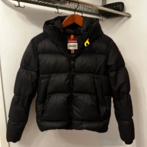 Parajumper jacka - Säljer min parajumper jacka då den inte kommer till användning och har blivit för liten för mig, nypris är 5149kr då den va på rea.