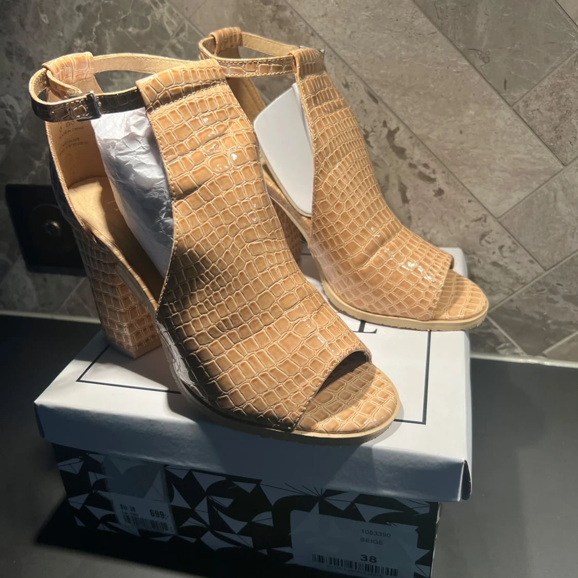 Beige klackar/sandaler från Tiamo - 1