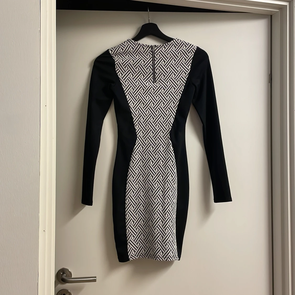 Svart och vit klänning från H&M Divided - 1