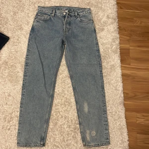 Ljusblå jeans från Weekday - Snygga ljusblå jeans från Weekday med en klassisk femficksdesign. De har en straight passform och är tillverkade i denim. Perfekta för en avslappnad stil. Weekday barrel relaxed taperad jeans. Fläckarna är design och ska vara så. Inga defekter