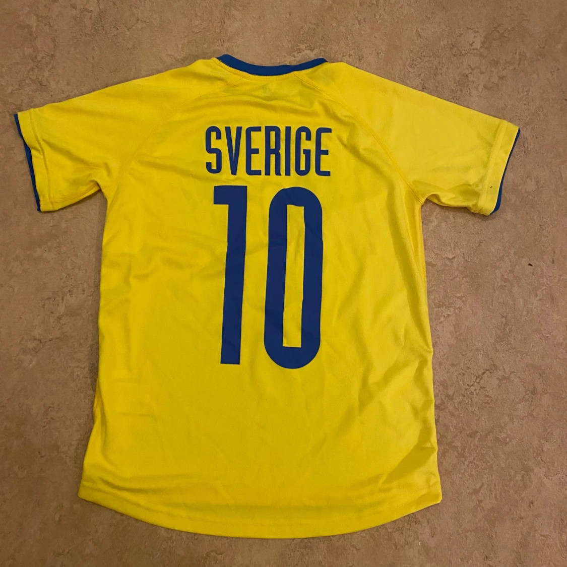Gul Sverige fotbollströja från H&M 146/152 - 1