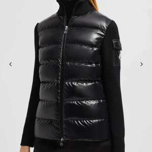 Svart cardigan från Moncler - Säljer denna skit snygga moncler cardigan då knappt alls har använts eftersom de inte riktigt är min stil. Tveka inte att skriva om frågor eller fler bilder!💗nypris: 11 590kr 