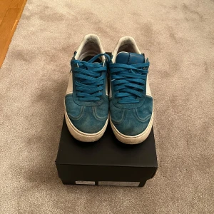 Blå sneakers med vit sula - Flycrews storlek 40 (passar 41,5)