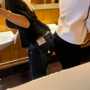 True religion jeans - Super fina lågmidjade true religion jeans, väldigt bra skick. Kan gå ner i pris lite om det är vid snabb affär! Skriv om du vill ha fler bilder eller har frågor💕💕