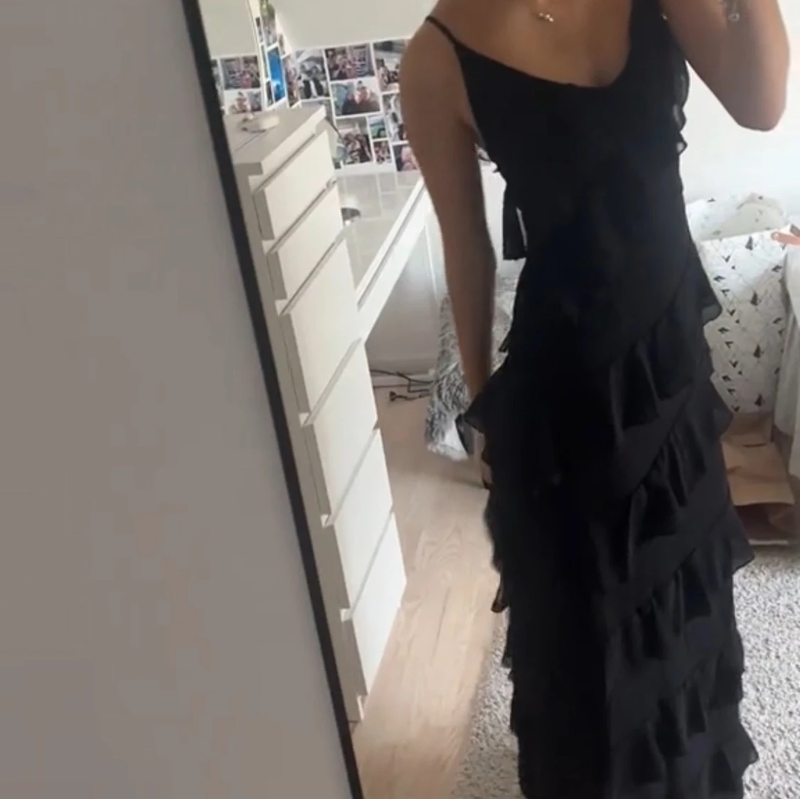 Svart långklänning med volanger