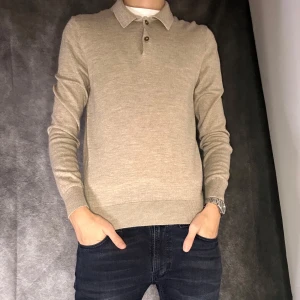 Morris stickad tröja i 100% merinoull  - Mycket fint skick, 100% merinoull, size m fits s. Person på bild 180 63 kg.