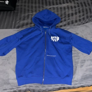  hoodie Beyond Medals - Säljer en blå hoodie från Beyond Medals. Använd bara några gånger och är i princip ny. Lite för stor för mig därför säljer jag den. Den har inga defekter eller fläckar.    Nypris 600