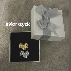 Rosett ring  - Justerbar, rostfri. Frakt 22kr🩷