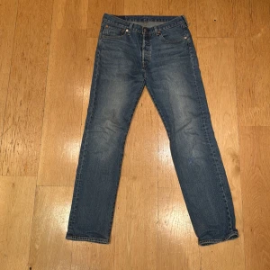 Jeans 501 från Levi's - Snygga blå jeans från Levi's. 501or i W32 L34. Lite slim fit. Mycket bra skick.