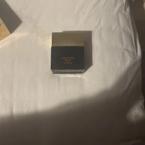 Tom Ford Noir Extreme Parfym - Säljer en elegant Tom Ford Noir Extreme parfym. Flaskan är fyrkantig med en stilren svart och guldig design. Perfekt för den som vill ha en sofistikerad doftupplevelse. Ca 90% kvar köpt för 1590 pris kan diskuteras