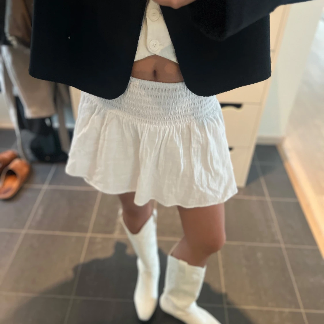 Vit kortkjol med volang - 2