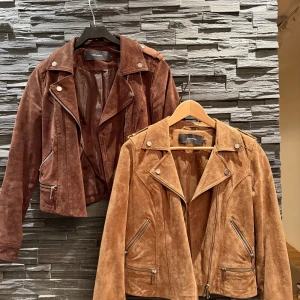 Äkta mocka jackor - Två fina mocka jackor som inte kommer till stor användning. I mycket gott skick båda två. 