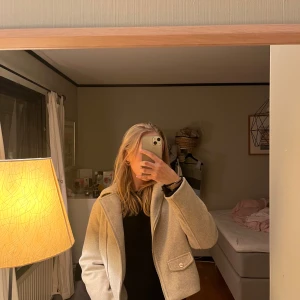 Jacka Zara - Fin jacka från Zara som stängs med dragkedja. Superfint skick! 