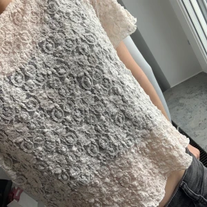 Vit spetsblus - Säljer en söt vit spetsblus med korta ärmar. Blusen har ett vackert mönster. Den är lätt och luftig, vilket gör den idealisk för varmare dagar. 💞💞I storlek XL men passar mig som har XS-S