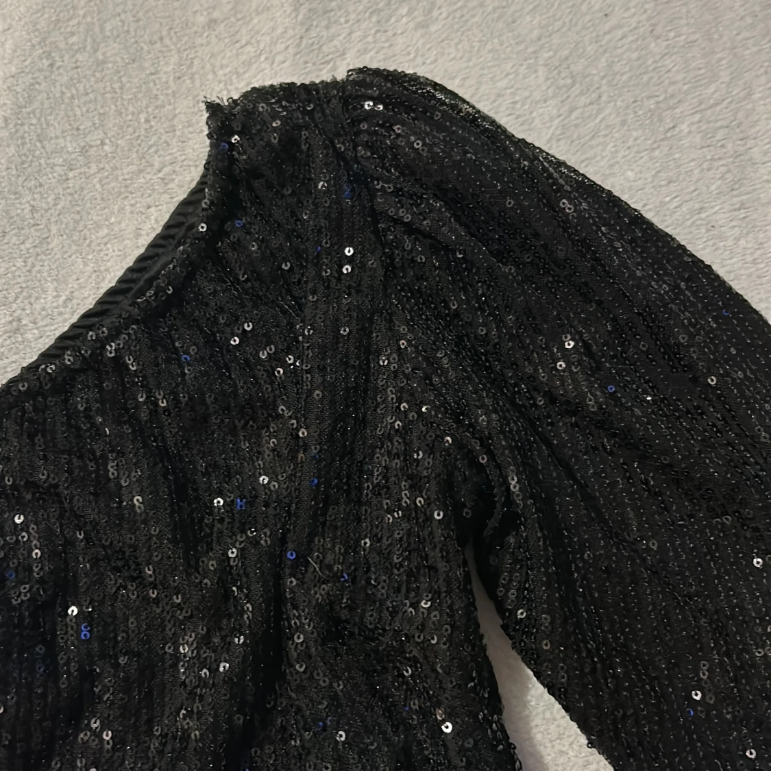 Svart paljettprydd oneshoulder topp från Lycilia - 2