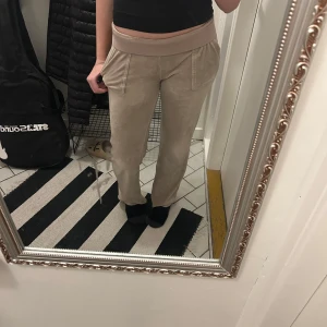 Beige mjukisbyxor från Juicy Couture - Säljer ett par beige mjukisbyxor från Juicy Couture i storlek XS. Byxorna har ett extremt mjukt och skönt material, trendiga byxor som har ordinarie pris på 1200kr-1500kr.