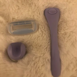 Helt ny Estrid rakhyvel med ett helt nytt blått rakblad  - Helt ny lila rakhyvel från Estrid, samt ett helt nytt rakblad den Estrid. Inget är använt!