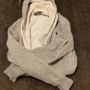 Grå hoodie från Polo Ralph Lauren - Säljer billigt för snabb affär. Köpt på plick för ungefär ett halvår tillbaks.