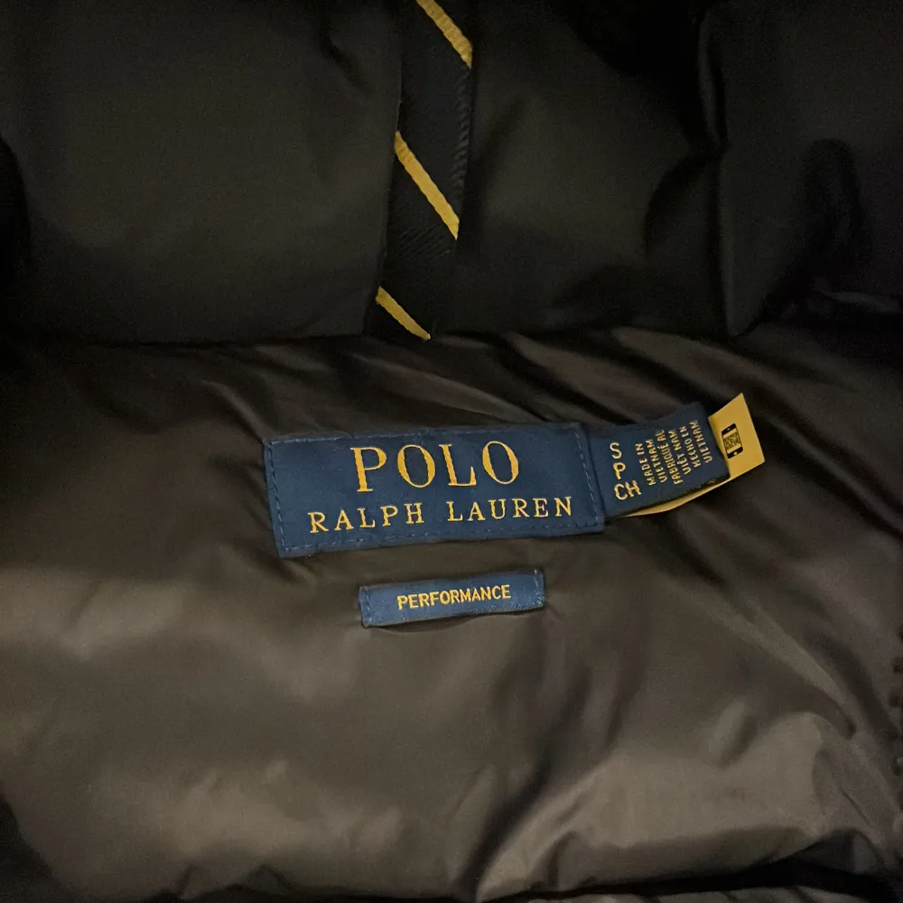 Säljer min polo jacka den är i storlek S och är sparsamt använd utan skador eller defekter. Kvitto finns och tags. skick 9/10. Nypris 5500kr mitt pris 2500. Mvh Viktor😊. Takit.