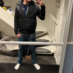 J.lindberg cardigan - Tja vill sälja min feta cardigan från j.lindberg då den blivit lite för liten på mig. Jackan är riktigt snygg men har några defekter som ni ser på sista bilderna, de är hål som blivit lagade. Sen är det ett hål i den högra fickan men inte synligt. Utifrån det är det en riktigt fin jacka.