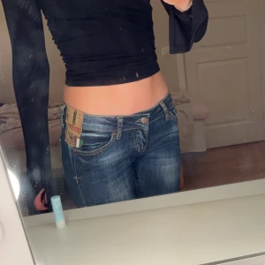 Lågmidjade jeans - Säljer dessa lågmidjade Armani jeans limited edition. De är i storlek 28 och passar mig som är 166. Jeansen har flera unika dataljer och är gjorda i Italien. Går jättebra att fråga om fler bilder💗💗