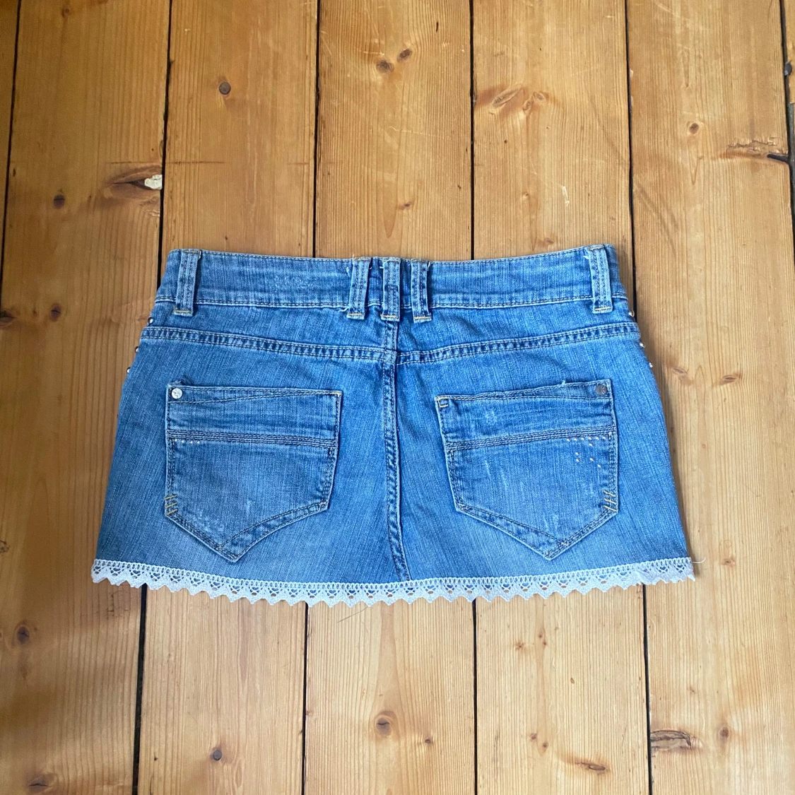 Blå jeanskjol med spetsdetaljer - 1