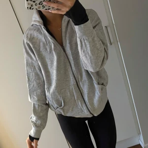 Grå hoodie bikbok - Oversize storlek xs från bikbok🌼