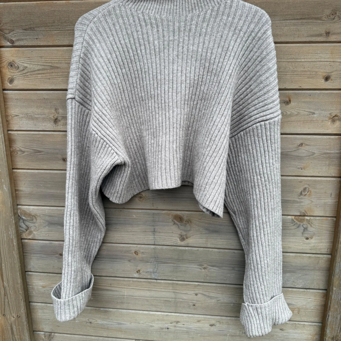 Grå ribbad polotröja från Zara