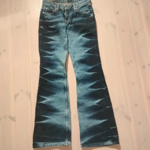 Blå jeans från Weekday - Säljer mina jeans från weekday i storlek w29. Aldrig använda med prislappen kvar! Nypris är 700🥰