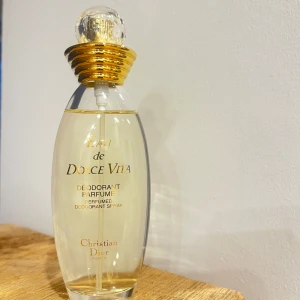 Eau de Dolce Vita parfym 100ml - Eau de Dolce Vita är en elegant parfym med en fräsch och blommig doft. Toppnoter av grapefrukt, bergamott och mandarin, mellannoter av pion, fresia och jasmin, samt basnoter av osmanthus, sandelträ och vanilj. Nypris: 1300-1500kr