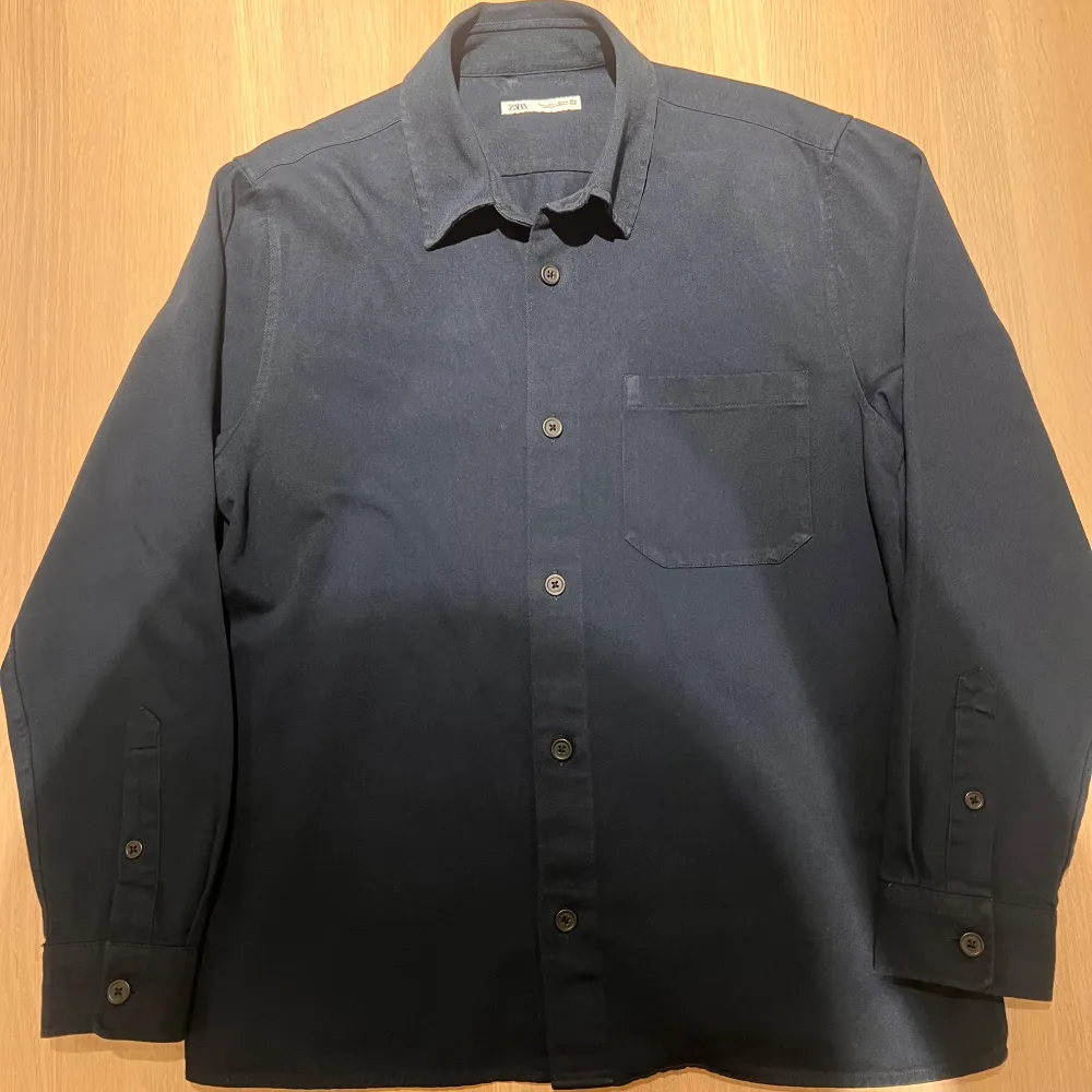 Säljer denna stilrena overshirt från zara, den är använd några gånger och i grymt fint skick, overshirten är marinblå och har snygga detaljer. Nypris ca 700kr. Skjortor.