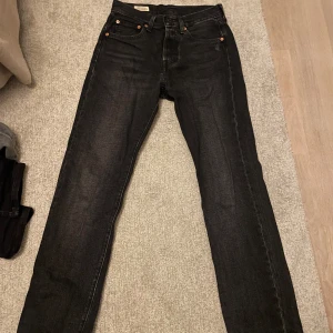 Levis 501 jeans - Säljer ett par klassiska svarta Levis 501 jeans i mycket bra skick. De har en straight passform och är tillverkade i slitstarkt denim. Perfekta för både vardag och fest! 🖤Skriv vid minsta lilla fundering✍️😀✅