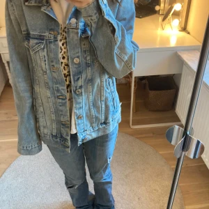 Jeansjacka i blå  - Säljer en ljusblå jeansjacka i väldigt bra skick. Den är i storlek 38 och sitter supersnyggt. Den passar perfekt inför vår och höst!💙🍁🍂