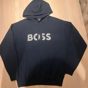 Säljer denna riktigt snygga hoodie från Hugo boss, hoodien är i grymt bra skick och inte alls mycket använd, nypris är ca 1700kr