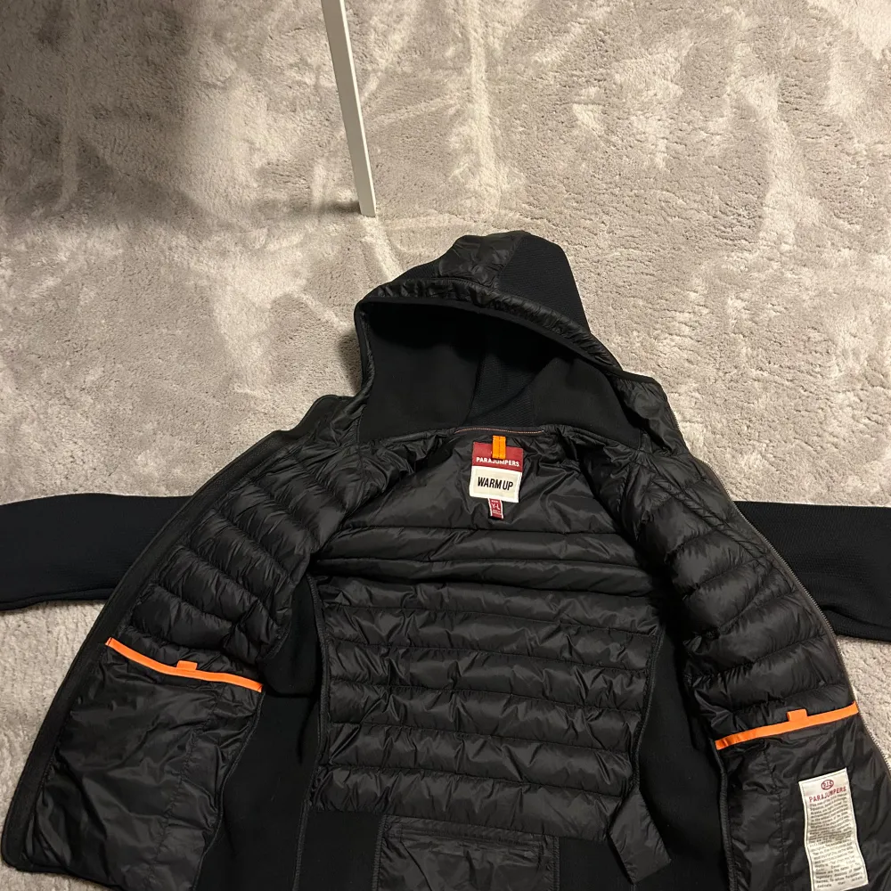 Säljer en snygg svart jacka från Parajumpers. Den har en quiltad design med dragkedja och huva. Perfekt för höst och vår. Jackan är i mycket bra skick och har en stilren look. Den passar även M. Pris kan diskuteras. Kan bytas mot saker ochså kanske. . Jackor.