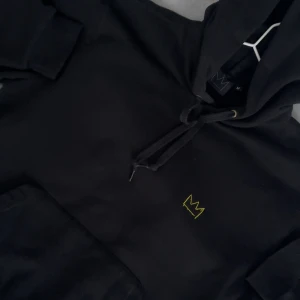 Hov1 hoodie - Säljer en svart hov1 hoodie i storlek M, bra skick!! Passar bra till både höst och vår💕