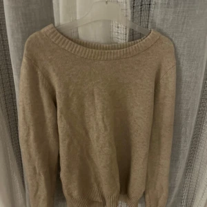 Beige tröja från VILA - Mysig beige tröja från VILA i storlek XS. Perfekt för kyliga dagar med sin mjuka och bekväma passform. Tröjan har långa ärmar och en ribbad kant vid halsen och ärmsluten. En stilren baströja som passar till allt💖