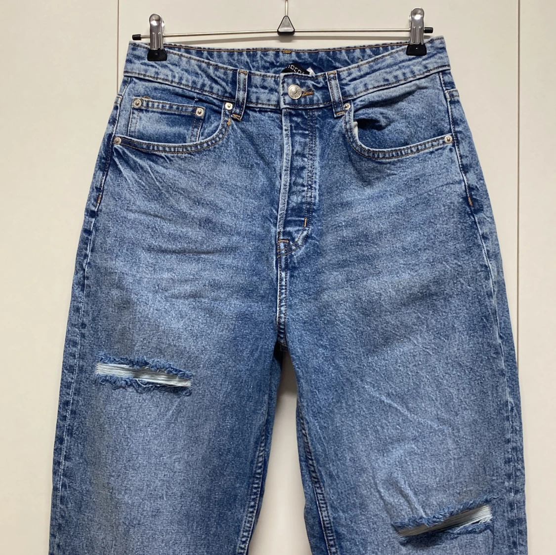Blå jeans med slitningar - 90