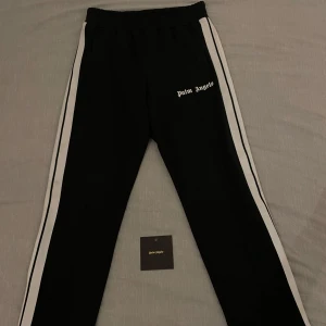 Palm angels trackpants (Storlek L) - PALM ANGELS TRACKPANT Size: L (passar även M), inköpta för  6000kr på Mintoo.se, säljs nu för enbart 2999kr. Slutsåld i svart i denna storlek på alla hemsidor.  Orderbekräftelsen skickas privat vid intresse, kvitto tags osv medföljer! 🖤