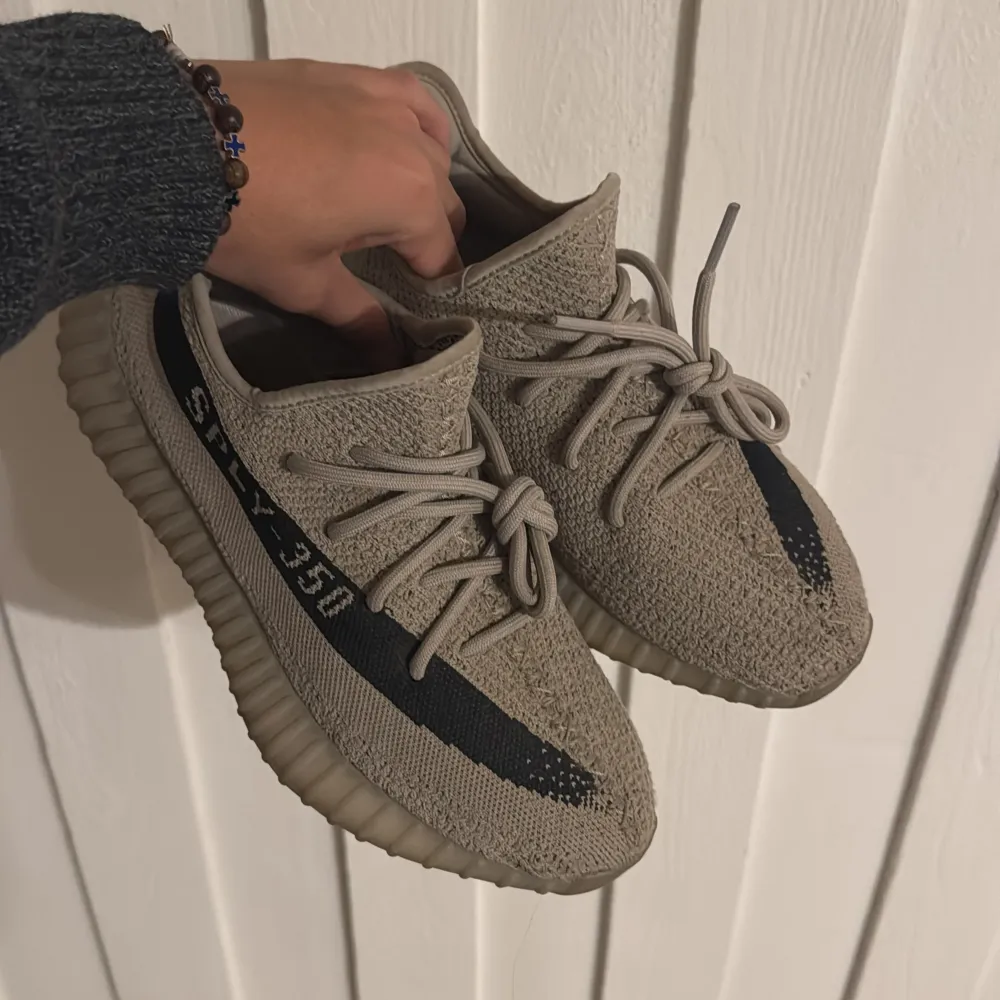 Säljer ett par Adidas Yeezy Boost 350 V2 slate. Skorna är i väldigt bra skick. Använda några få gånger och väldigt sparsamt! Order bekräftelse och og box fås med. Skickar med dubblaboxar. Bara att höra av sig vid frågor ☀️. Skor.