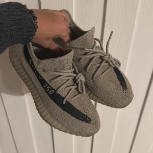 Adidas Yeezy Boost 350 V2 Slate  - Säljer ett par Adidas Yeezy Boost 350 V2 slate. Skorna är i väldigt bra skick. Använda några få gånger och väldigt sparsamt! Order bekräftelse och og box fås med. Skickar med dubblaboxar. Bara att höra av sig vid frågor ☀️