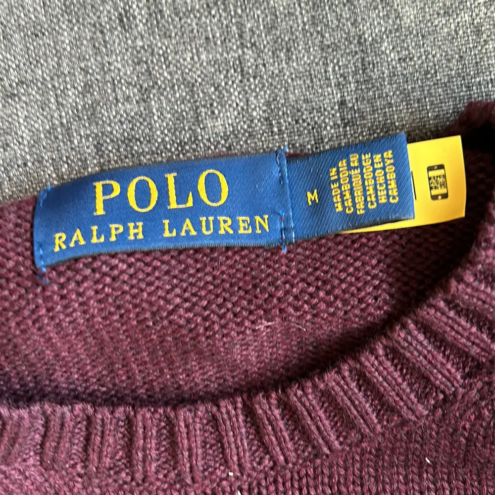 Säljer en snygg vinröd tröja från Polo Ralph Lauren i storlek M. Tröjan är i bra skick och har en klassisk design med rund hals och långa ärmar. Perfekt för höst och vinter! 💼🍂Använd 2-3 gånger så är i princip helt ny. Köpt helt ny. Kan gå ner mycket i pris. Tröjor & Koftor.