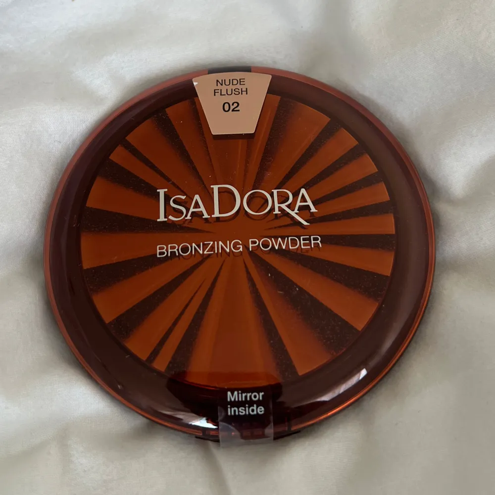 Snygg bronzer från IsaDora i nyansen Nude Flush 02. Perfekt för att ge ansiktet en solkysst look. Kommer i en praktisk förpackning med spegel inuti, vilket gör den enkel att använda på språng. Den har en fin, jämn finish som passar de flesta hudtoner.. Skönhet.