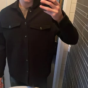 Rock - En svart rock som bara samlar dam hemma och aldrig används. I väldigt bra skick