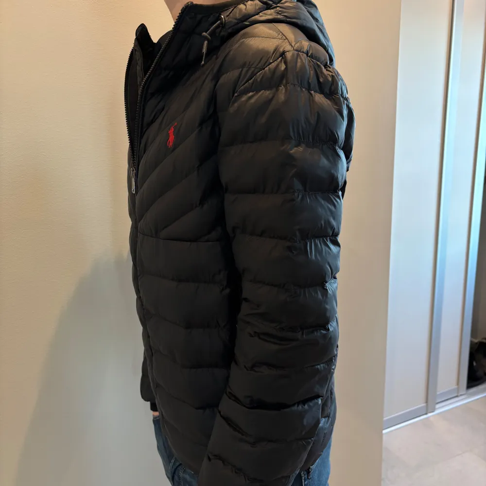 Tvärsnygg Polo Ralph Lauren Jacka. Modellen heter Terra Chevron Insulated, och är köpt ny för 4395kr. En varm och skön jacka som passar perfekt nu till vintern. Inte några slitage alls på jackan, inga tecken på användning, helt enkelt mycket fint skick. Storlek XS. . Jackor.