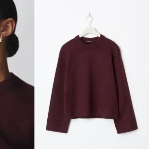 Vinröd stickad tröja - Intressekoll på denna supermysig vinröd stickad tröja. Den har en enkel design med rund hals och långa ärmar, perfekt för kyliga dagar. Tröjan är i ett mjukt material som känns skönt mot huden. Passar både till vardags och lite finare tillfällen. Perfekt för höst och vinter!