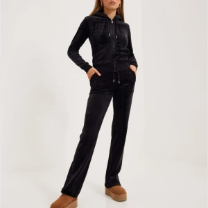 Svart juicy couture set  - Säljer ett supermjukt och bekvämt svart sett från juicy couture. Perfekt för en avslappnad dag eller mysiga stunder hemma. Den har långa ärmar och en praktisk huva. Passar perfekt till höst och vinter. 🖤Ena metallgrejen på hoodien har ramlat av men annars i utmärkt skick! Hela settet 1000kr och var för sig 650kr