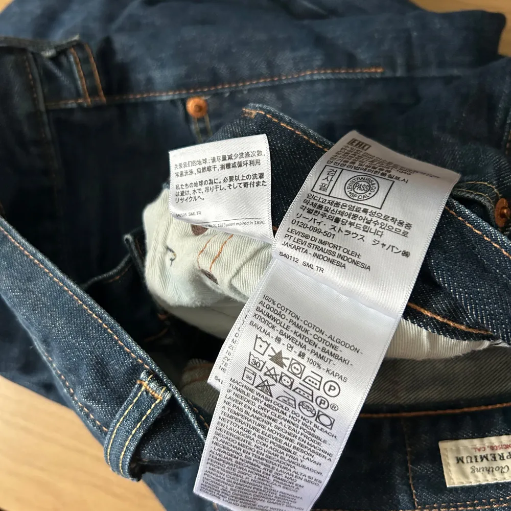 Säljer ett par klassiska Levi's 501 jeans i blå denim. W36/L32, de har en straight passform och är i bra skick. Perfekta för både vardag och fest!. Jeans & Byxor.